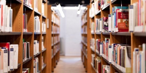 En gång mellan två rader med bokhyllor.