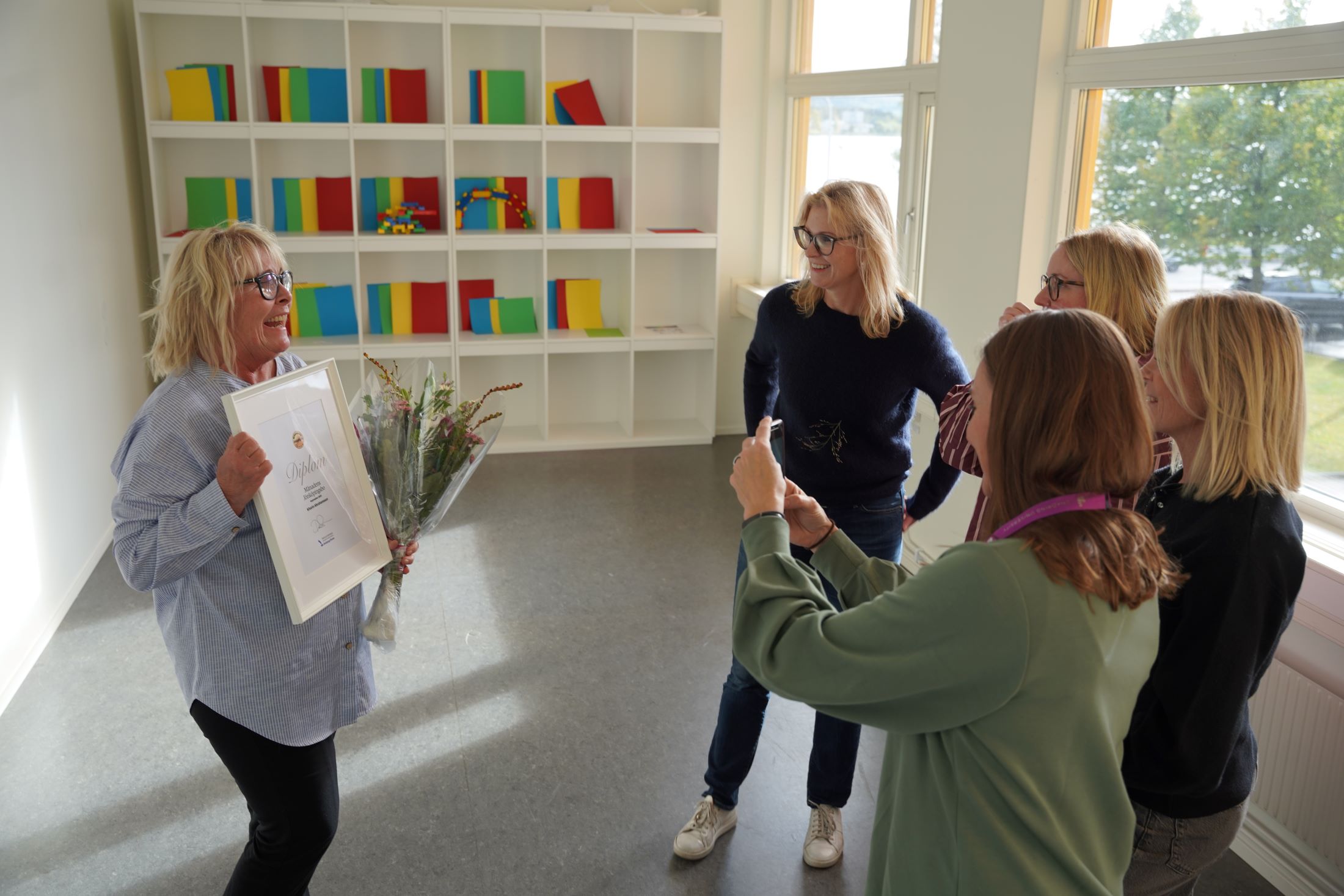 Glada kvinnor i ett rum.