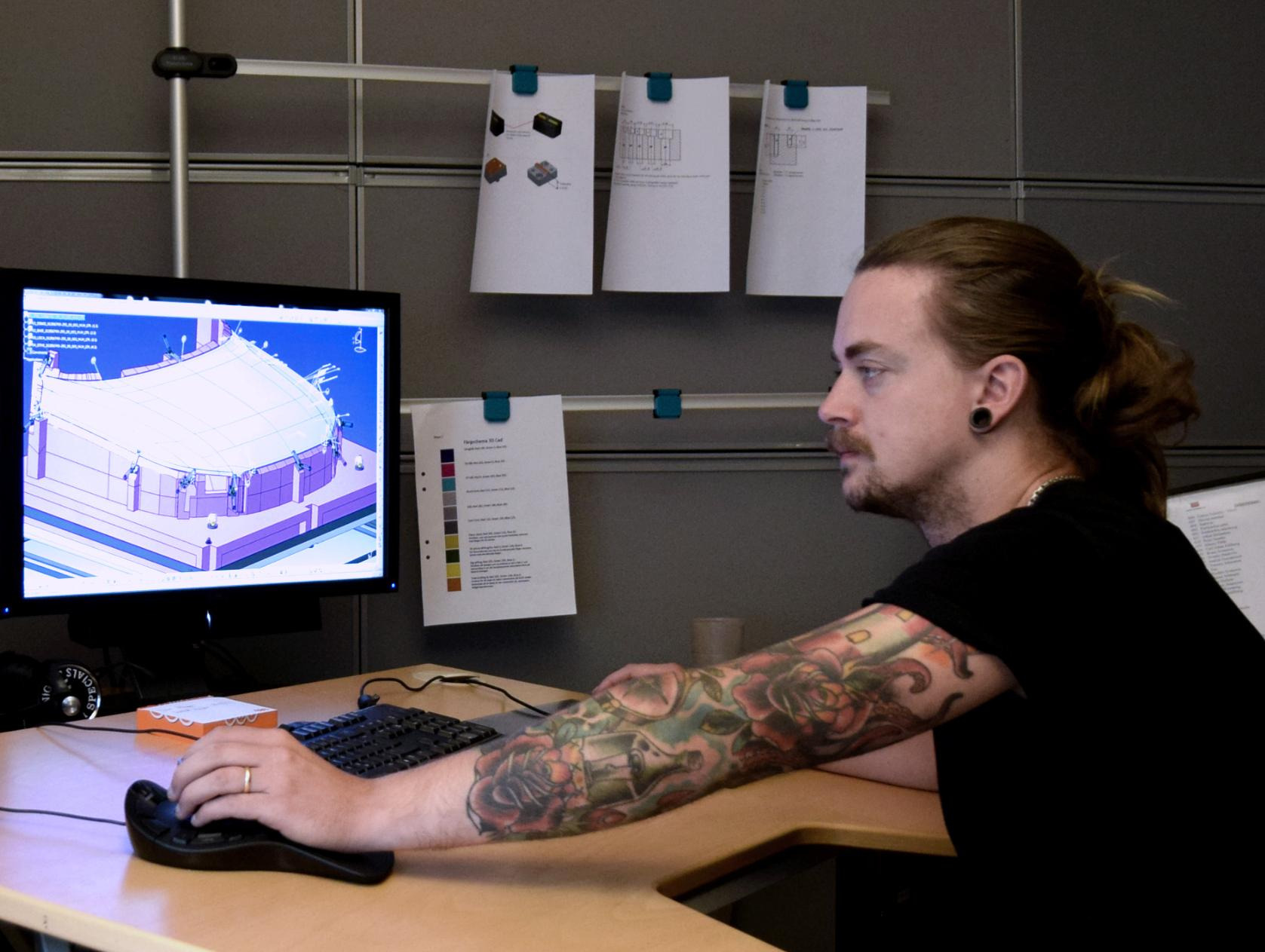 Jakob, före detta student, vid sin jobbdator