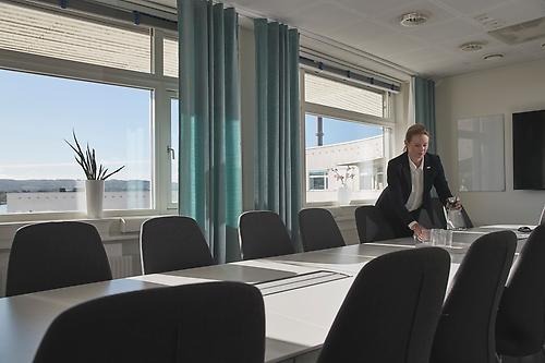 Kvinna vid konferensbord