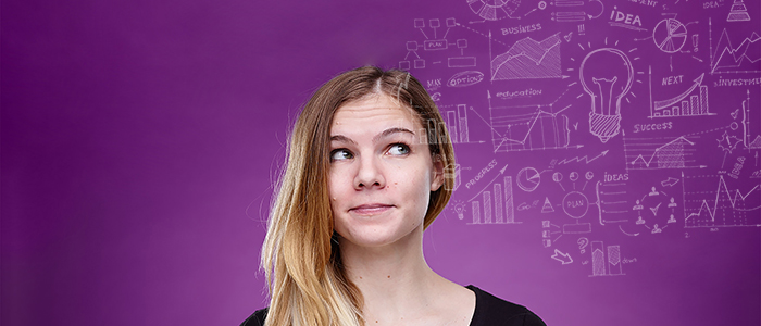 Kvinna framför lila bakgrund