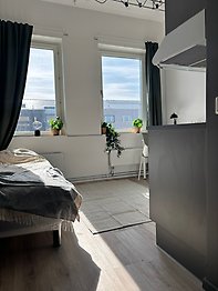 Ett sovrum med fönster